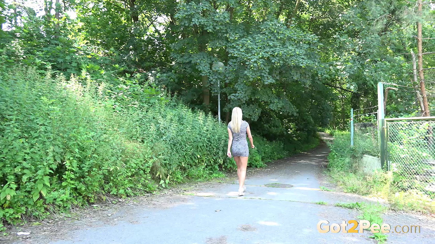 Standing Blonde 1080p Got2Pee mp4