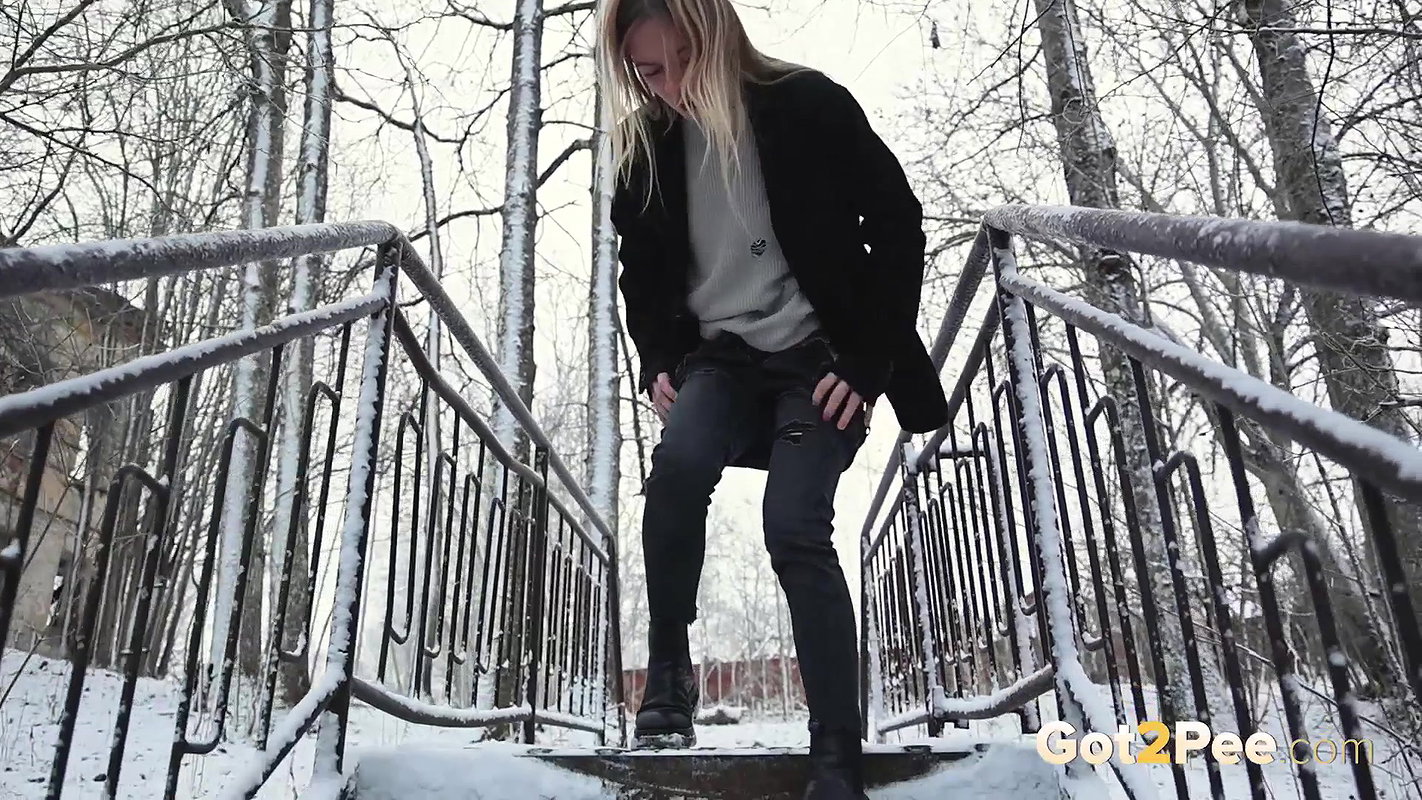 Steamy In The Snow 1080p Got2Pee