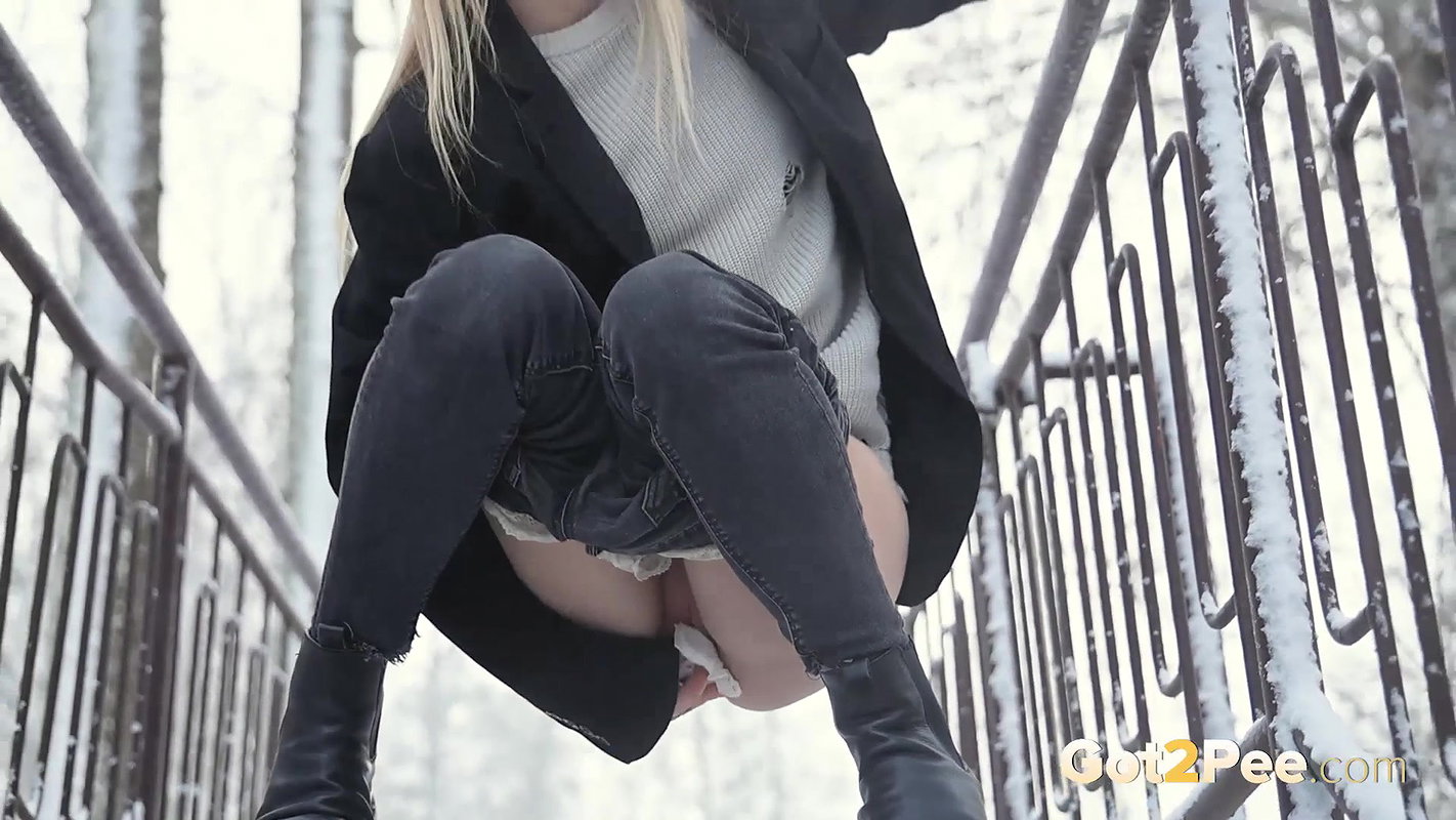 Steamy In The Snow 1080p Got2Pee