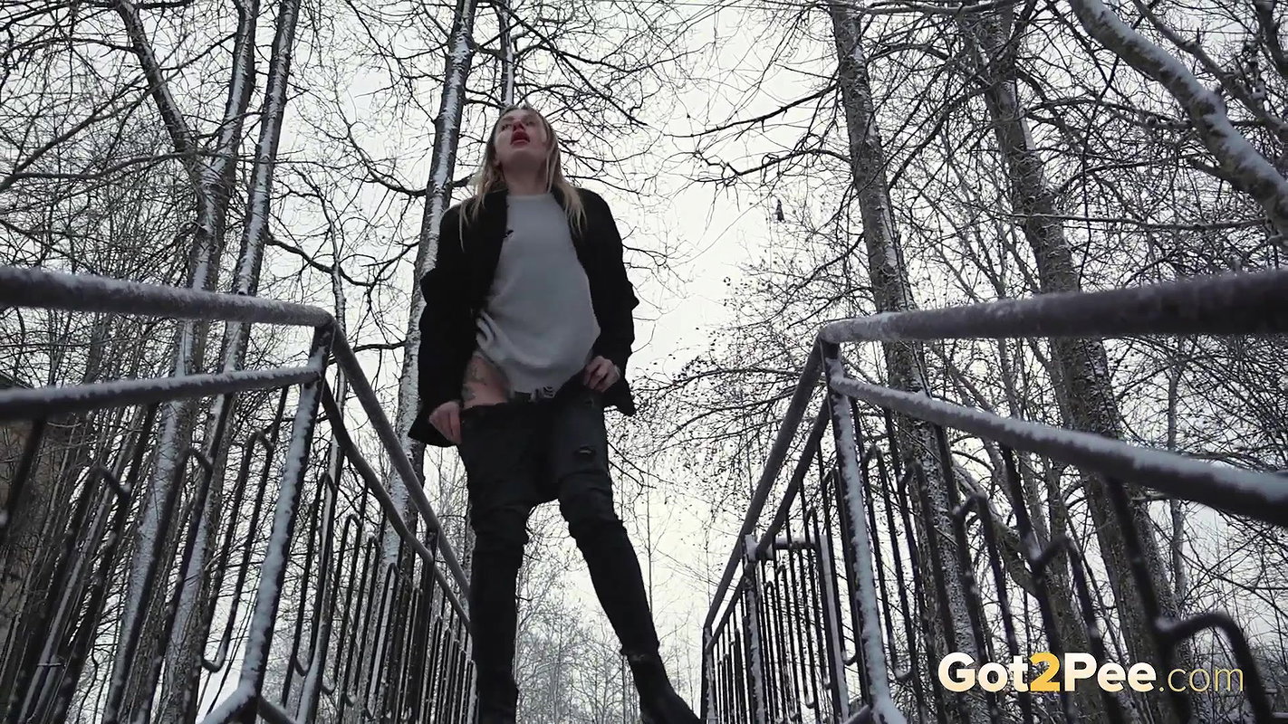 Steamy In The Snow 1080p Got2Pee
