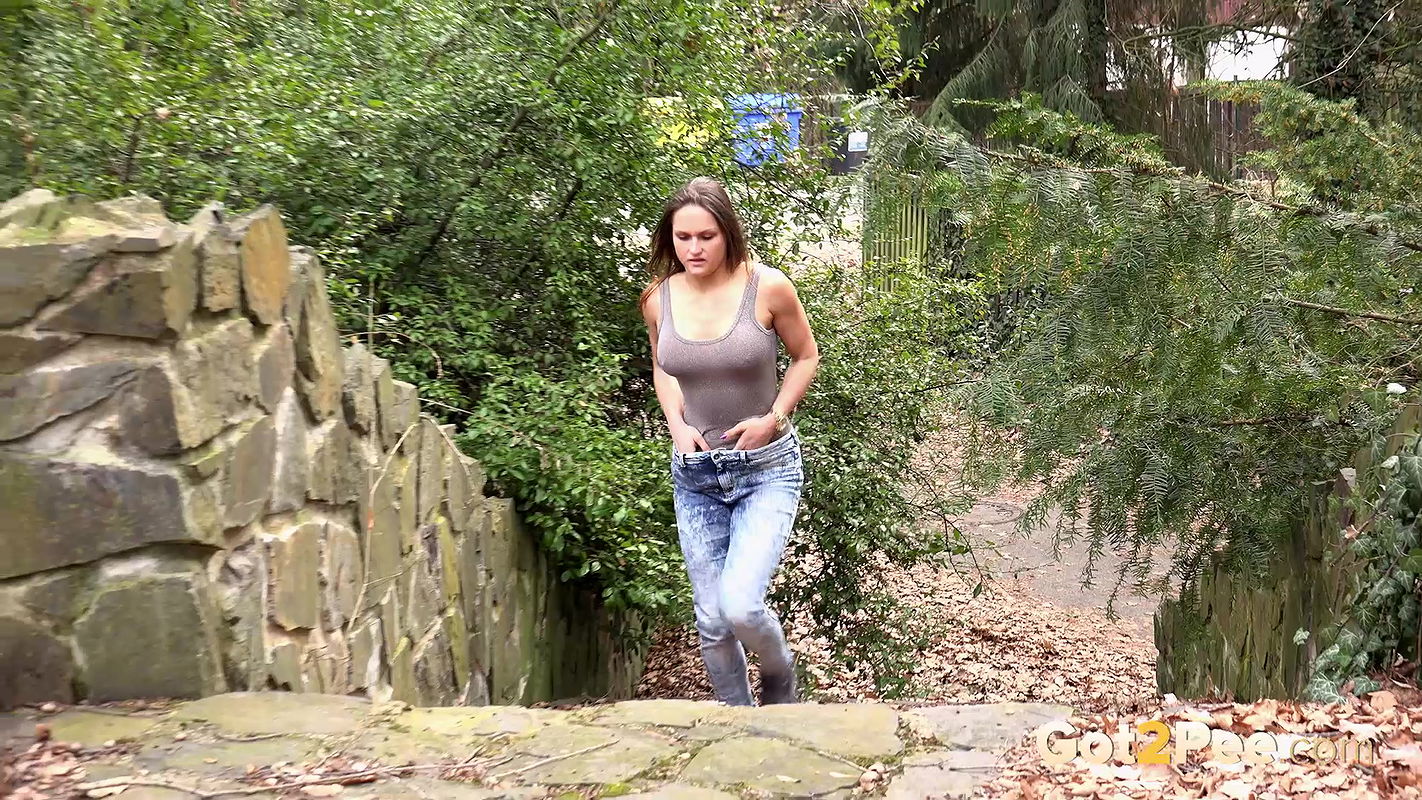 Tank Top Cleavage 1080p Got2Pee