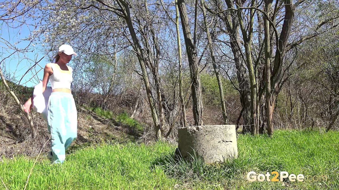 Trickling On The Grass 1080p Got2pee