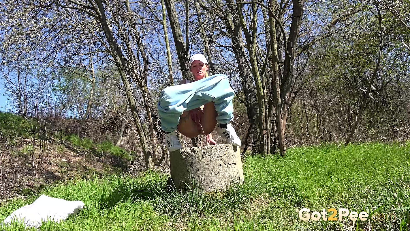 Trickling On The Grass 1080p Got2pee
