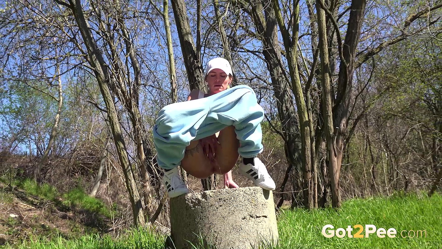 Trickling On The Grass 1080p Got2pee