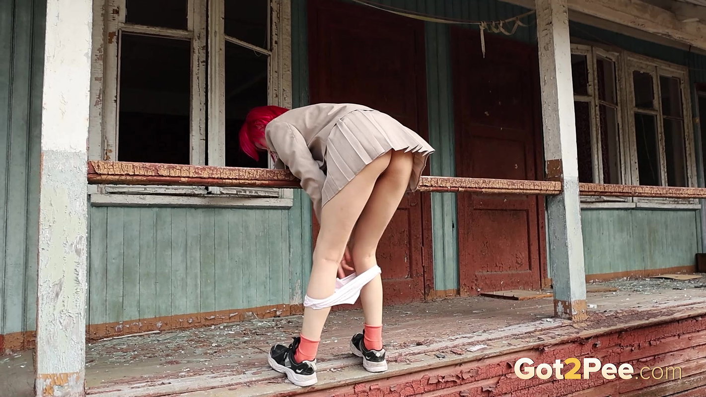Upskirt View 1080p Got2Pee