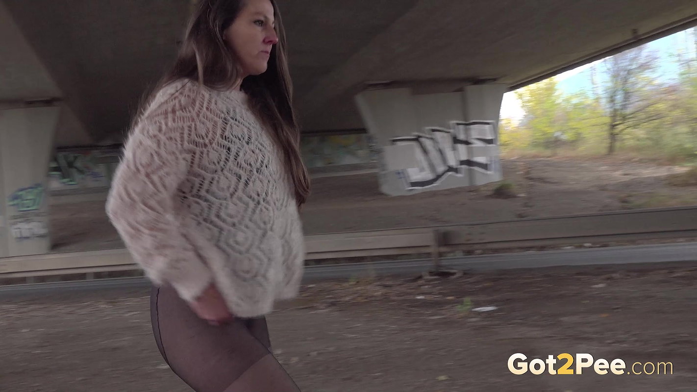 Valentina Ross Enjoys A Public Steamy Pee Got2pee