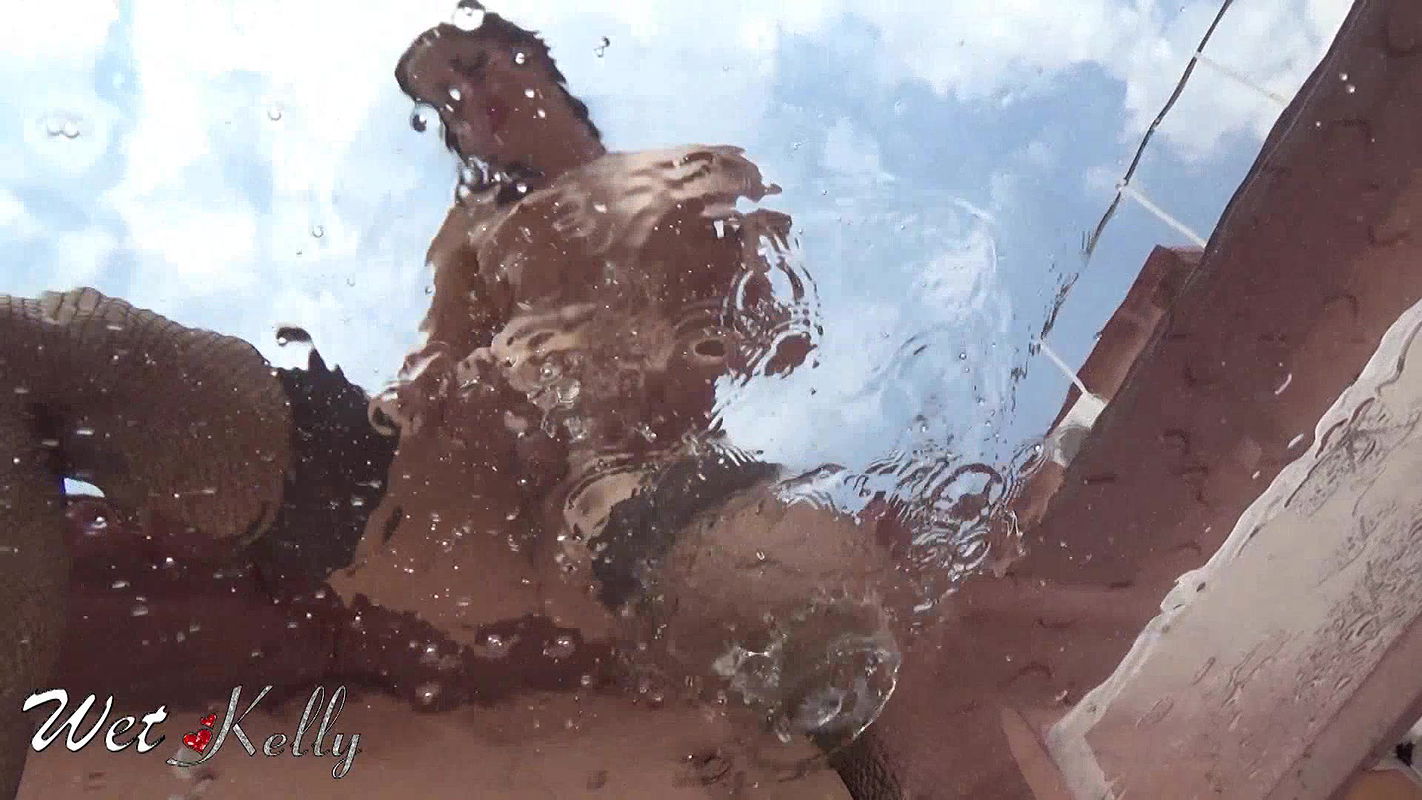 Wet Kelly Pee On The Glass