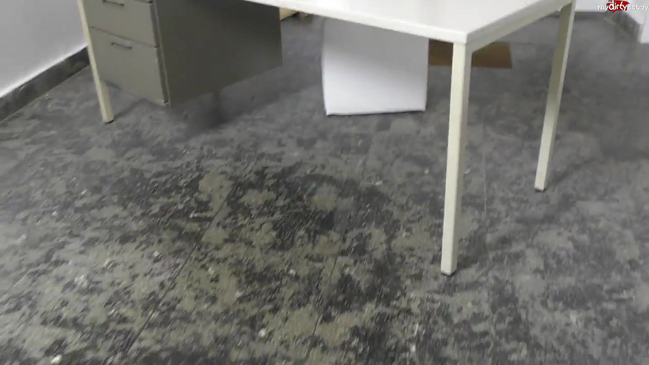 ice Blonde piss on floor