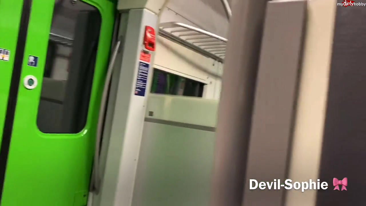 vil Sophie Public Latex Piss In The Train Compartment