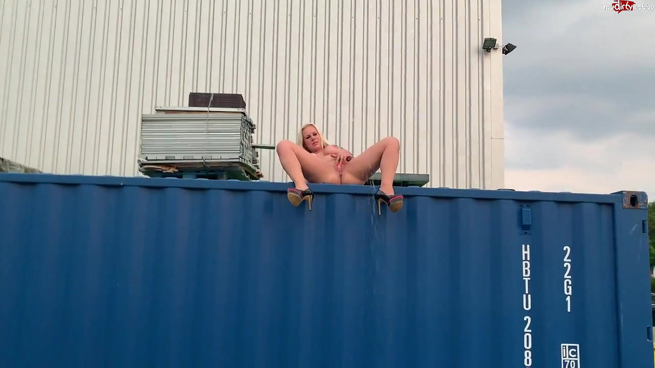 vil Sophie Ship Container Piss From Lofty Heights Just Let Everything Run