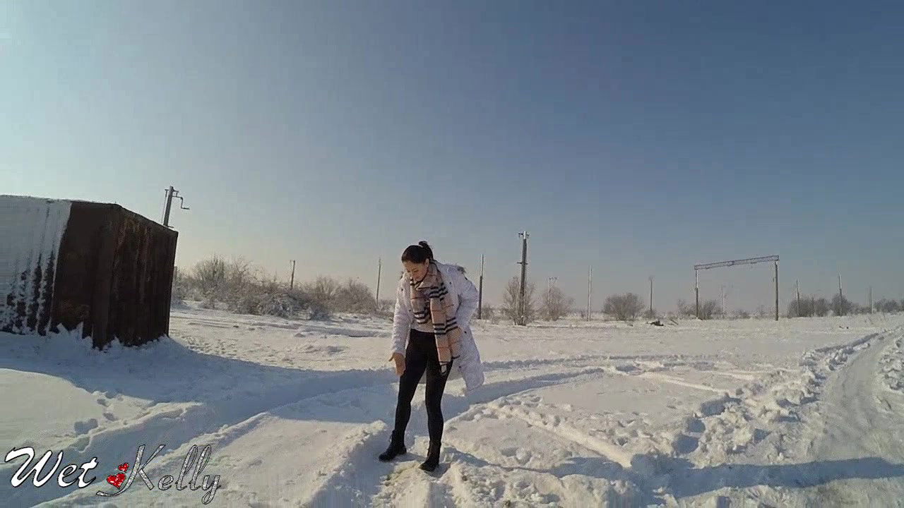 Wet Kelly Pee Despertion In The Snow