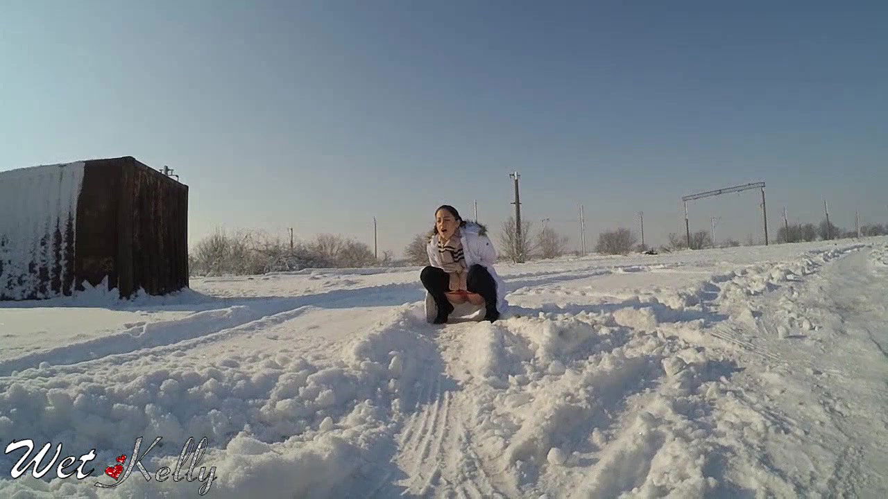 Wet Kelly Pee Despertion In The Snow