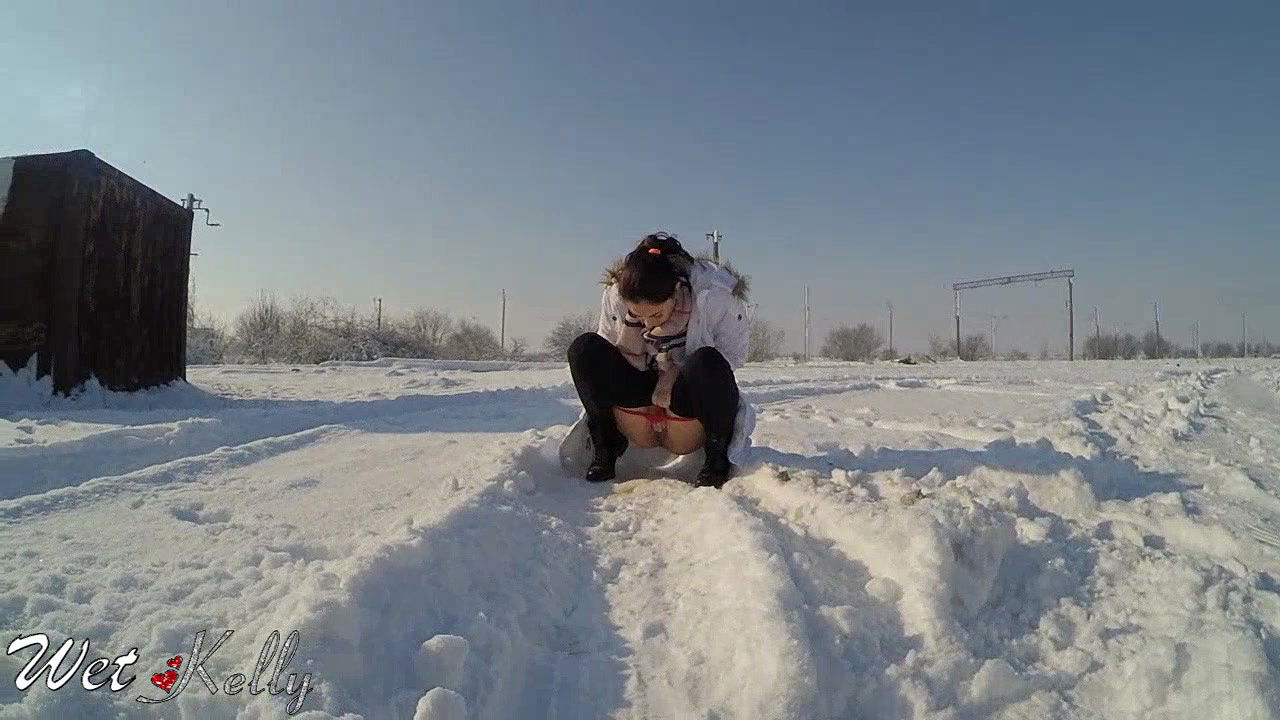 Wet Kelly Pee Despertion In The Snow