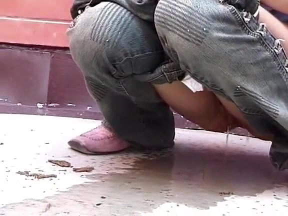 te Brunettes Pee Outdoor