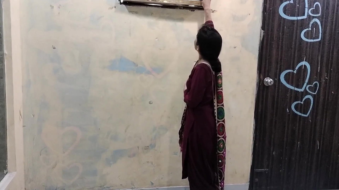 Ac banane aaye machanic ne bhabhi ko chod kar pani nikal diya