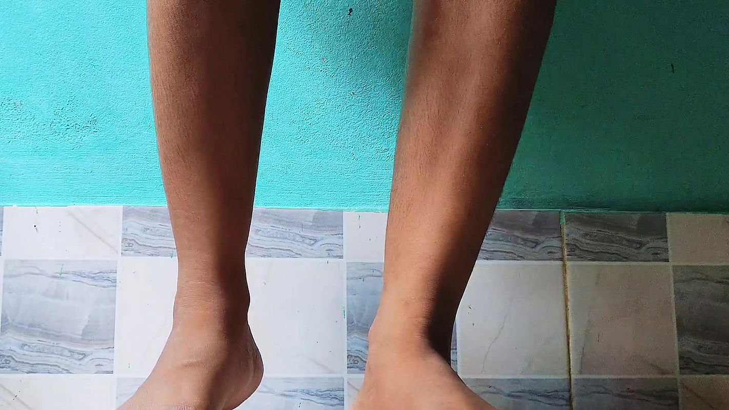 Sexy girl get horny while shaving her pussy