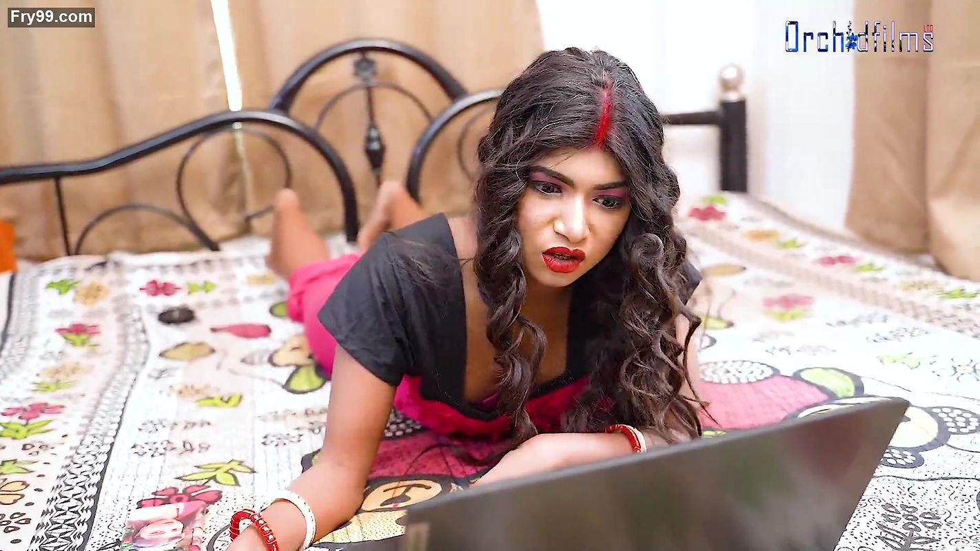 DESI DIRTY BHABI WANTS BIG COCK OF HER LAPTOP SERVICE BOY