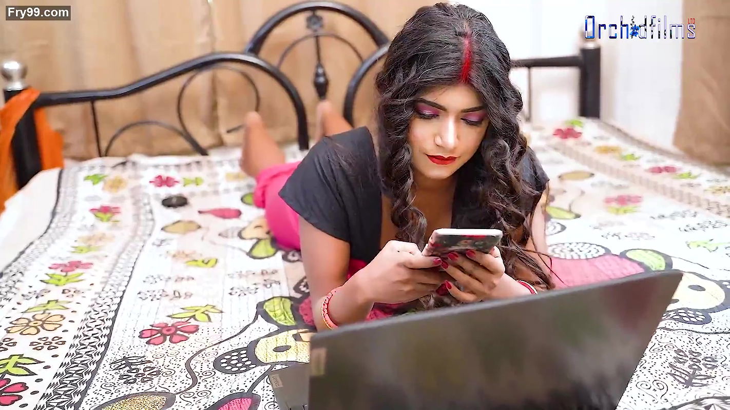 DESI DIRTY BHABI WANTS BIG COCK OF HER LAPTOP SERVICE BOY