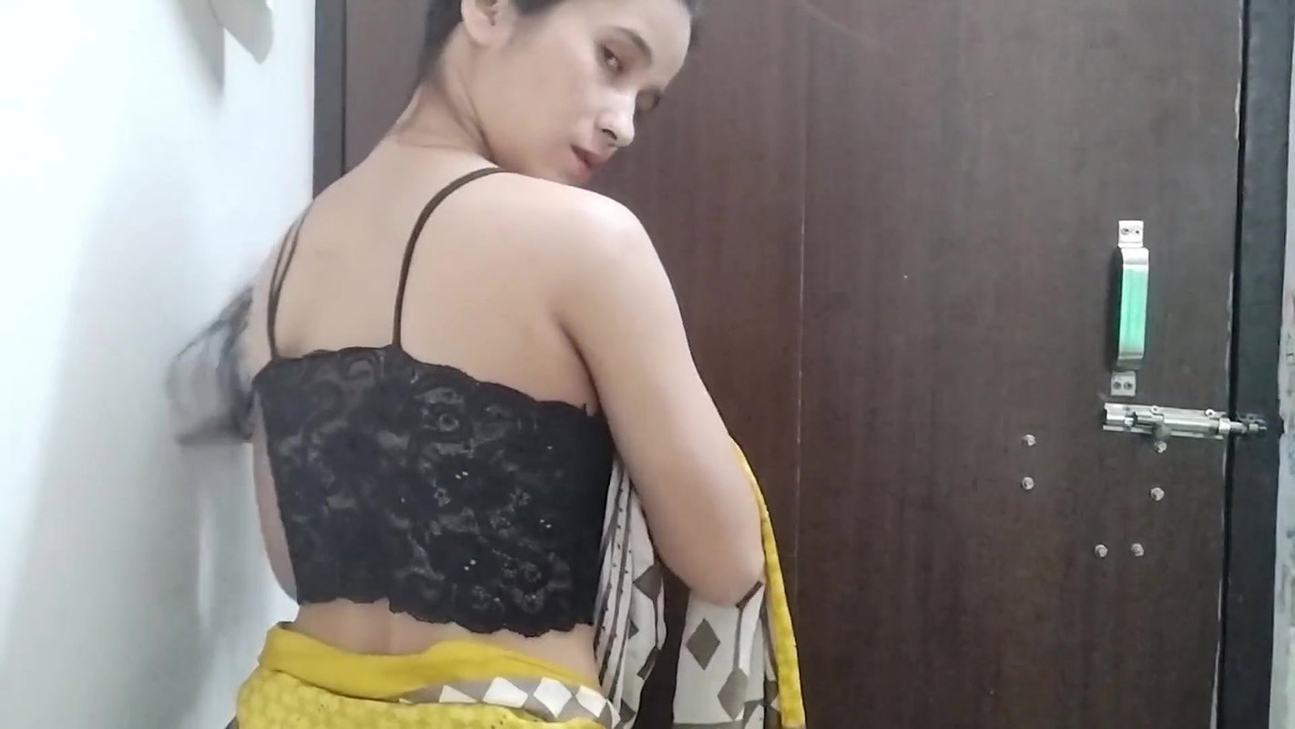 Aunty ko saman dene ke bahane pel diya