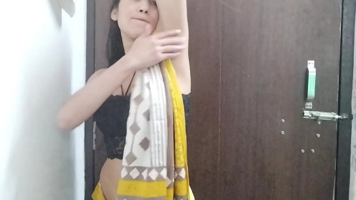 Aunty ko saman dene ke bahane pel diya