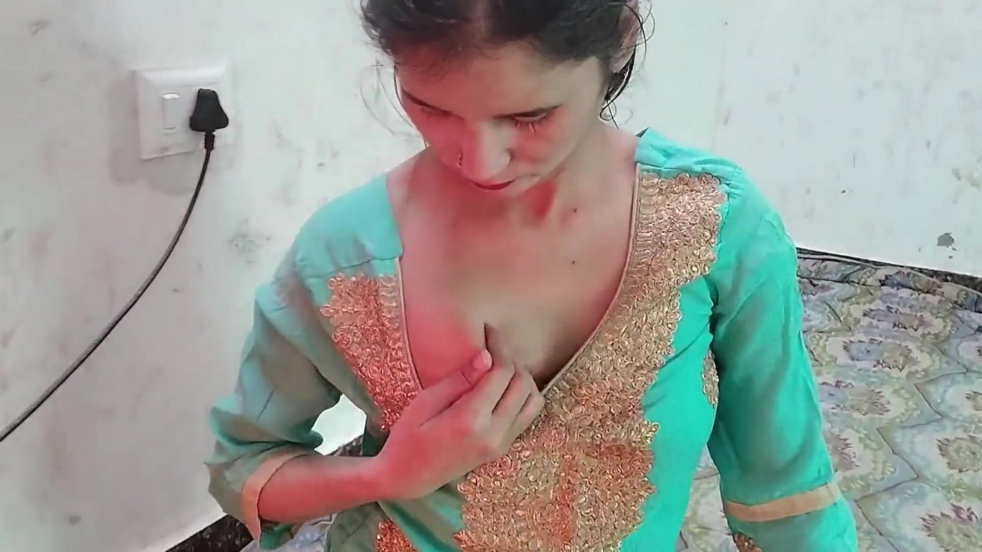 Bhabhi ne jabar dasti doodh daba daba kar pela