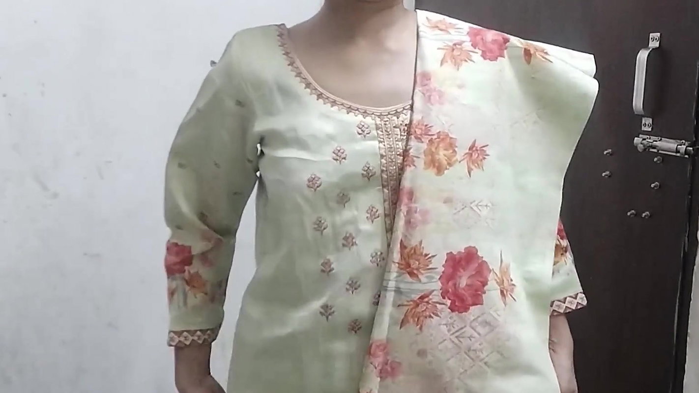 Chachi ko chodte ji ne dekh liya