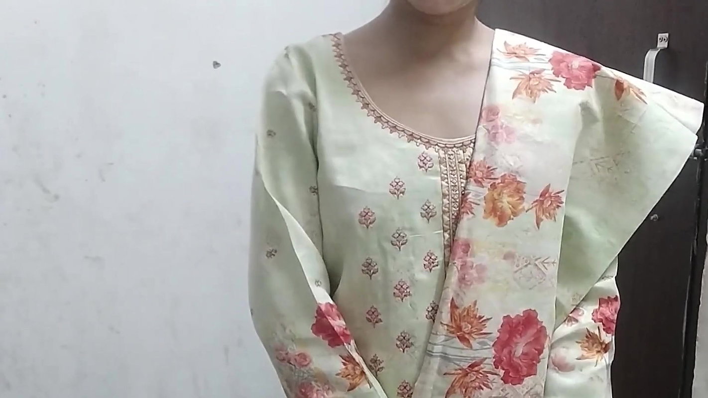 Chachi ko chodte ji ne dekh liya