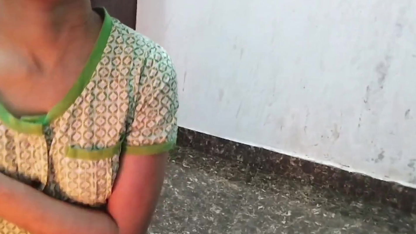 Desi aunty ko saman dene ke bahane pel diya