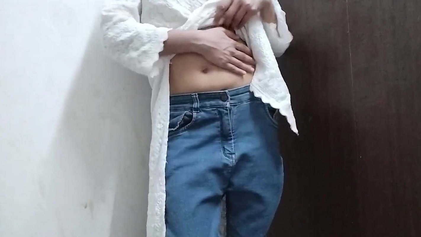 Desi aunty ko saman dene ke bahane pel diya