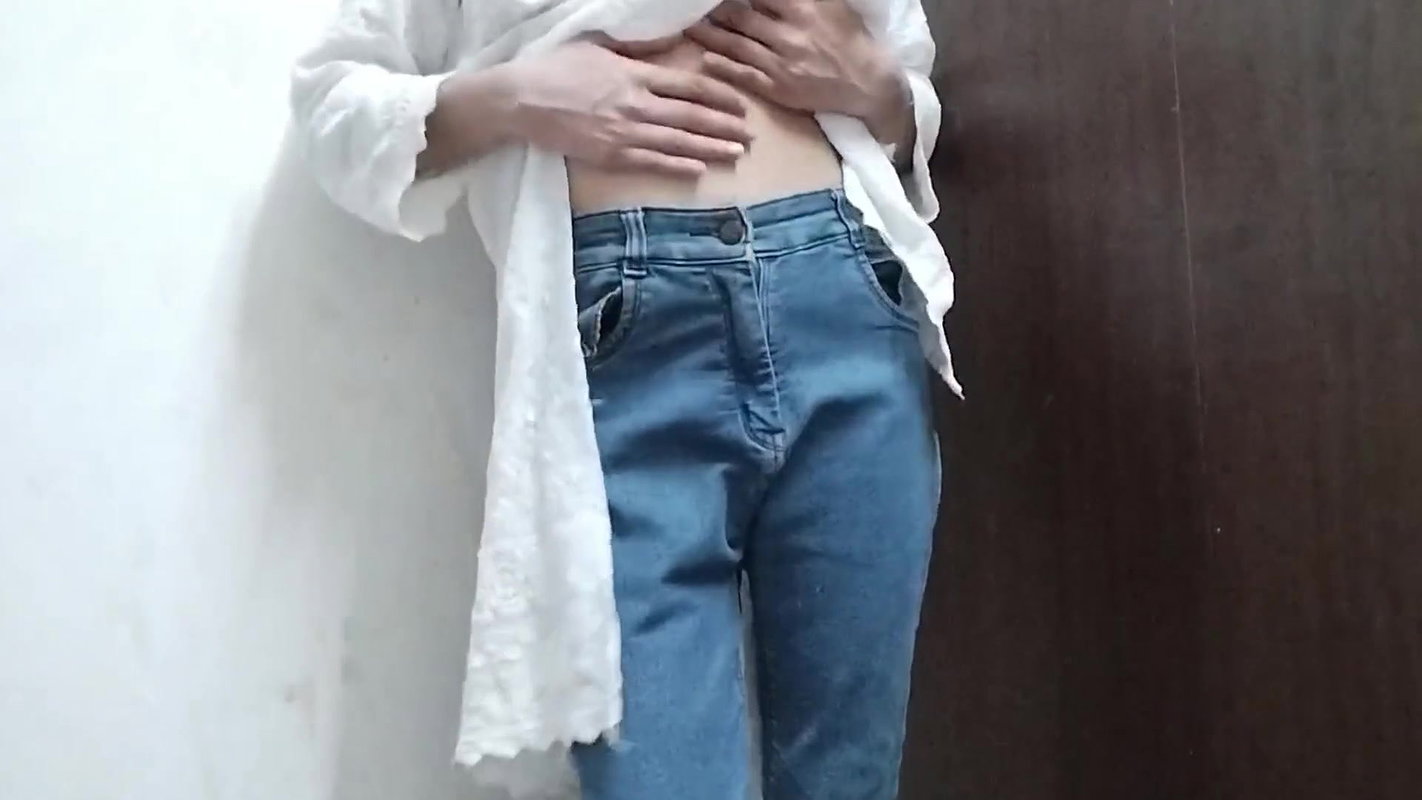 Desi aunty ko saman dene ke bahane pel diya