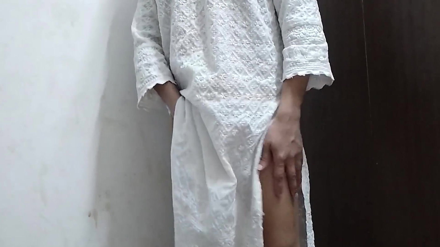 Desi aunty ko saman dene ke bahane pel diya