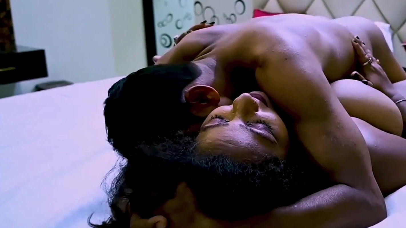 Hotel ke security guard ne madam ko pela