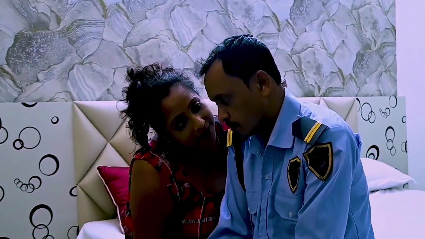 Hotel ke security guard ne madam ko pela