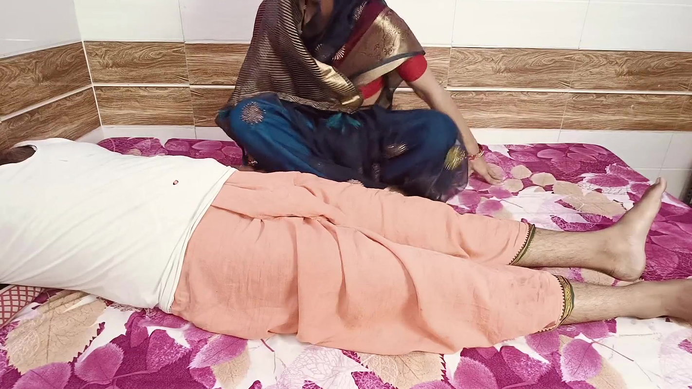 The father-in-law made his daughter-in-law suck his thick cock while pressing her leg and fucked her fiercely