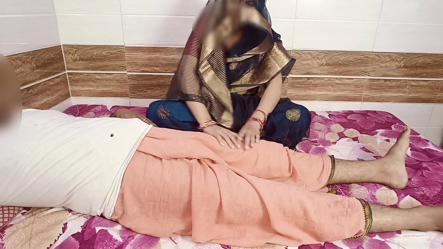 The father-in-law made his daughter-in-law suck his thick cock while pressing her leg and fucked her fiercely