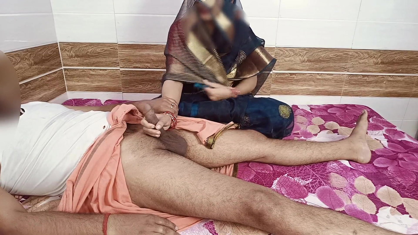 The father-in-law made his daughter-in-law suck his thick cock while pressing her leg and fucked her fiercely