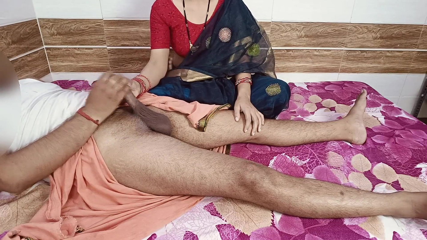 The father-in-law made his daughter-in-law suck his thick cock while pressing her leg and fucked her fiercely