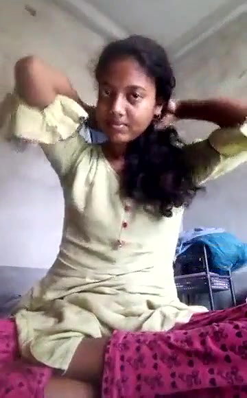Desi girl Shows her Boobs
