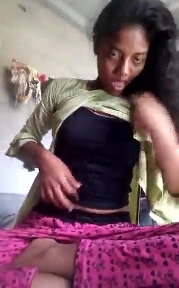 Desi girl Shows her Boobs