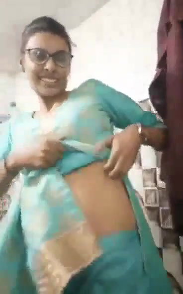 Suit wali chasmish babe in bathroom