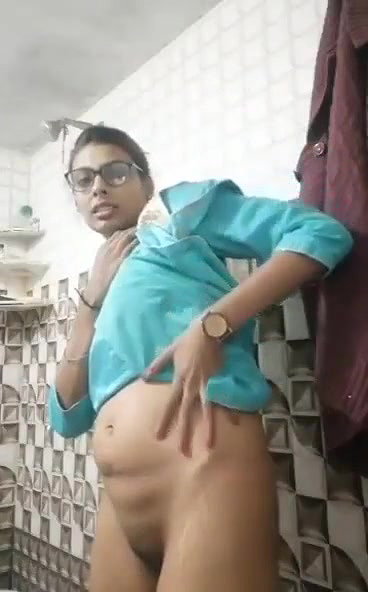 Suit wali chasmish babe in bathroom