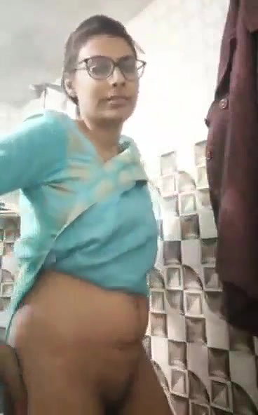 Suit wali chasmish babe in bathroom