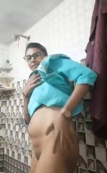 Suit wali chasmish babe in bathroom
