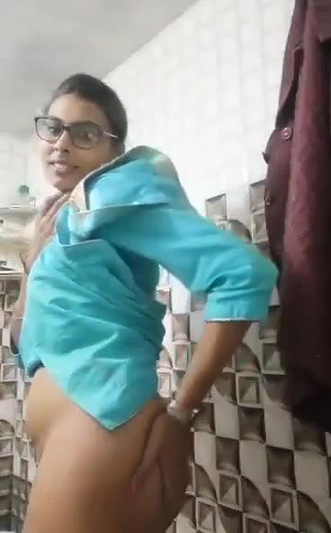 Suit wali chasmish babe in bathroom