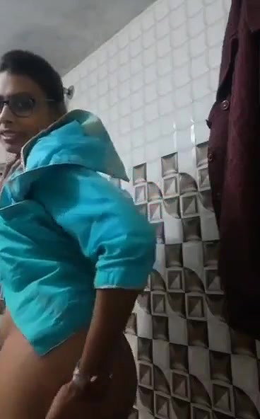 Suit wali chasmish babe in bathroom