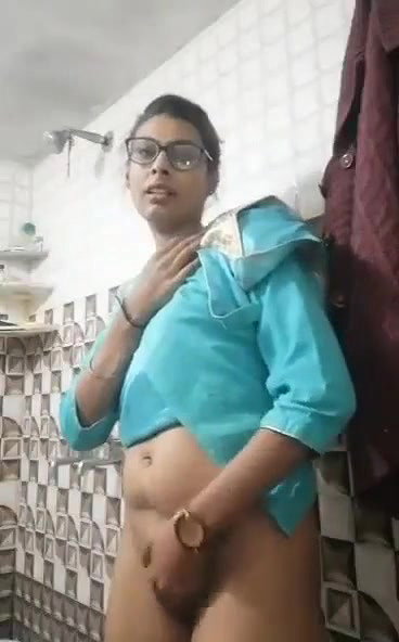 Suit wali chasmish babe in bathroom