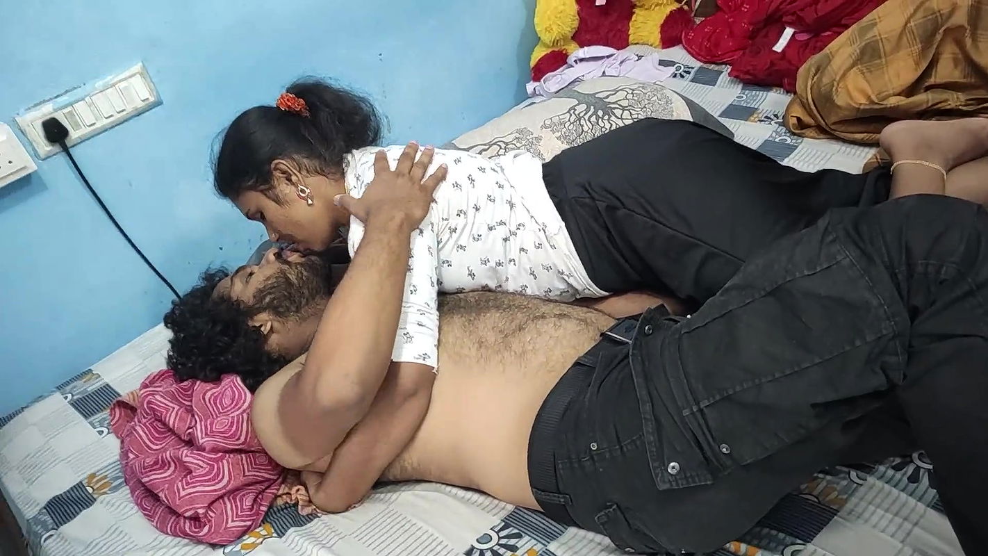 Long lip lock with step sister in bedroom