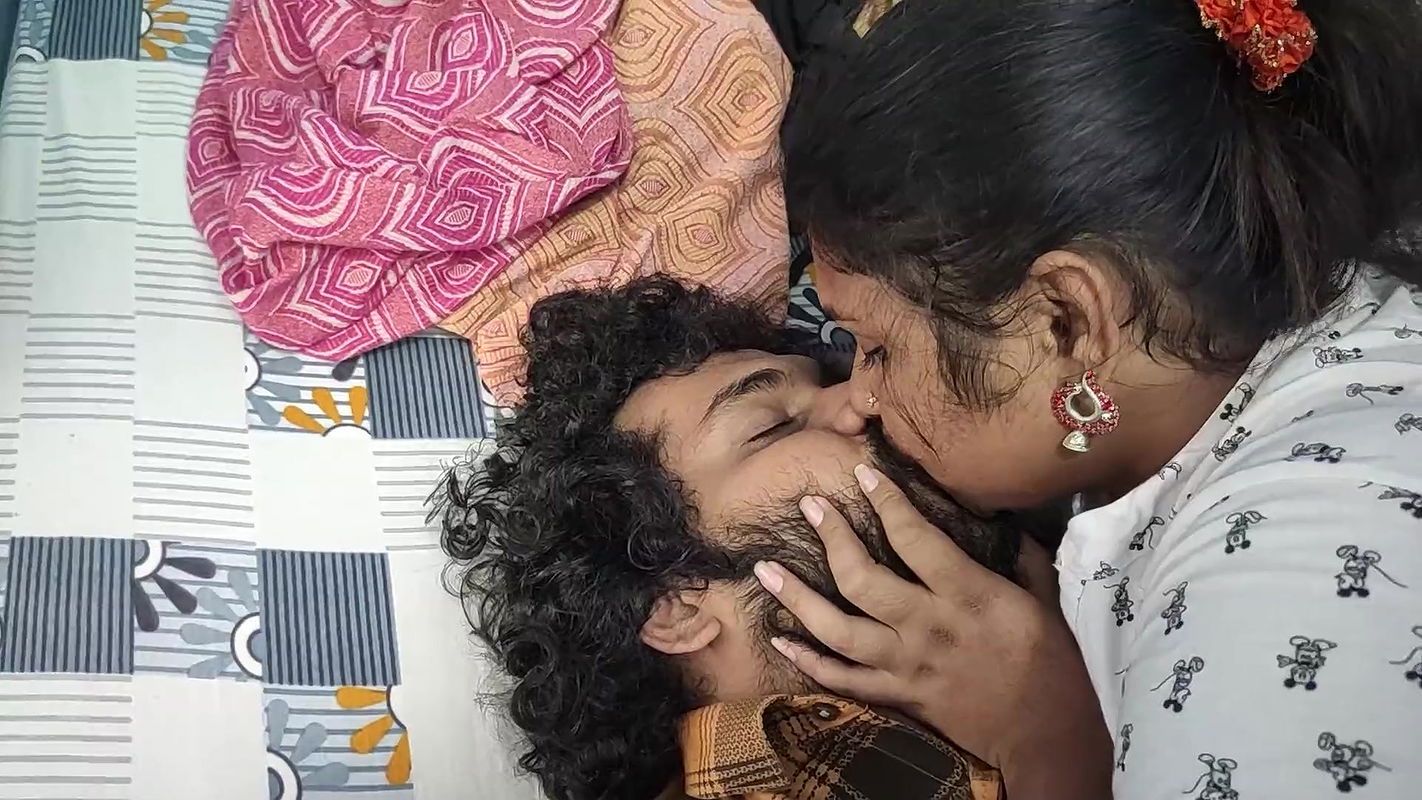 Long lip lock with step sister in bedroom