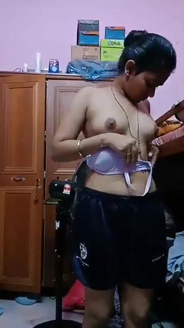 INDIAN BEAUTIFUL GIRL DRESSING SHOWING HER TO BOYFRIEND