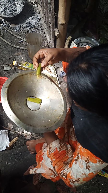 Desi Bhabhi Cooking Turned Into a Hot Surprise!